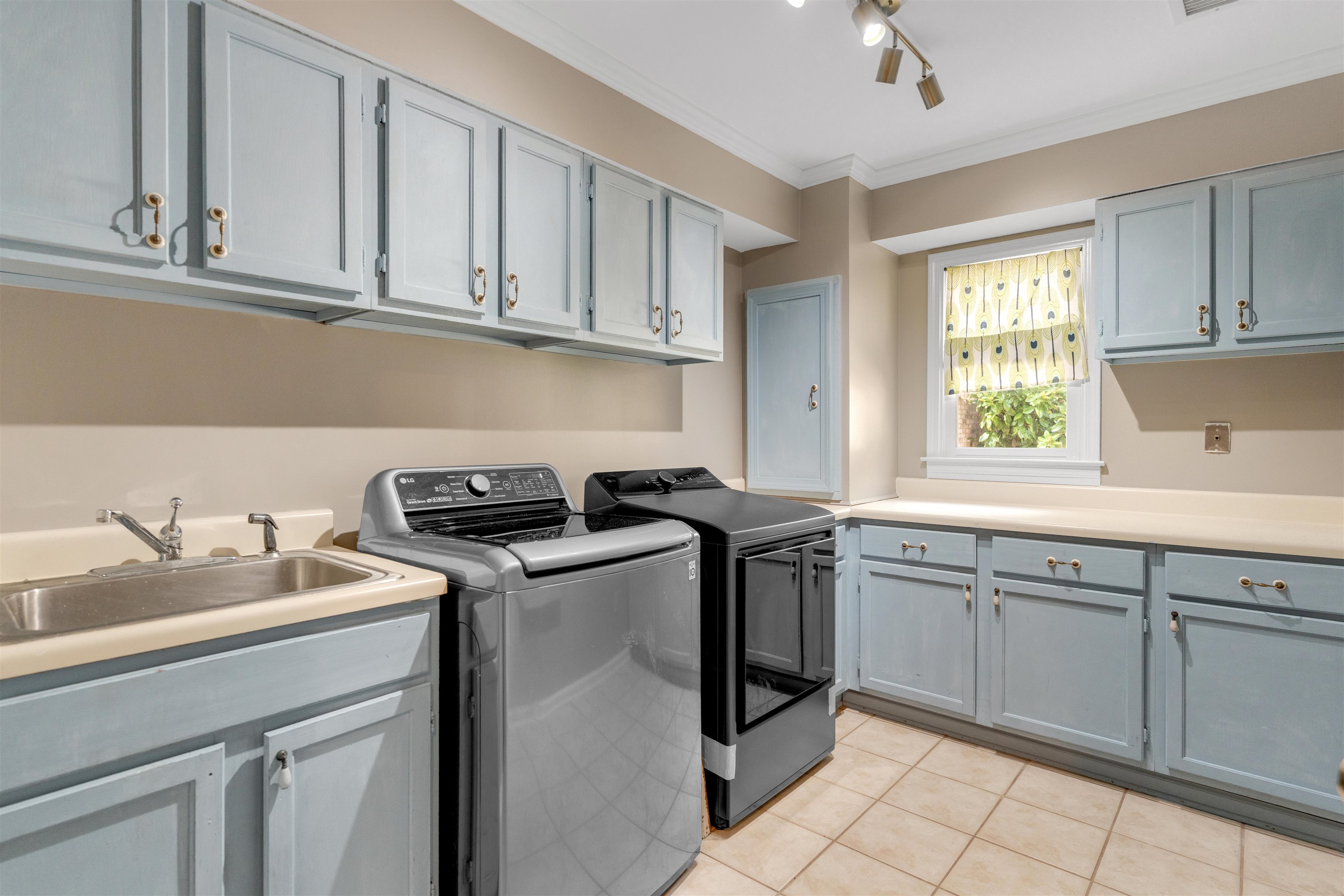 2877 W LEVEE OAKS DR