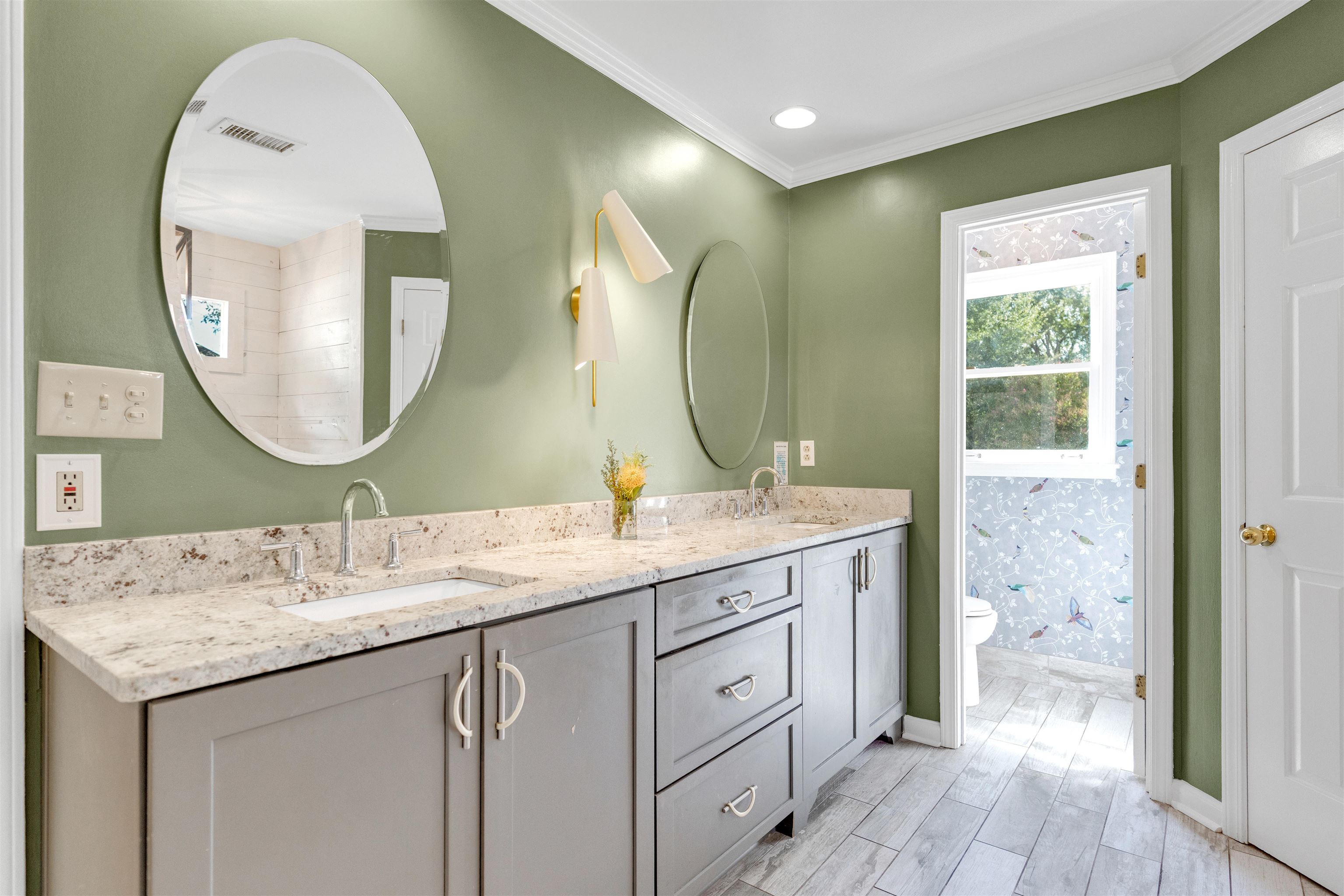 2877 W LEVEE OAKS DR