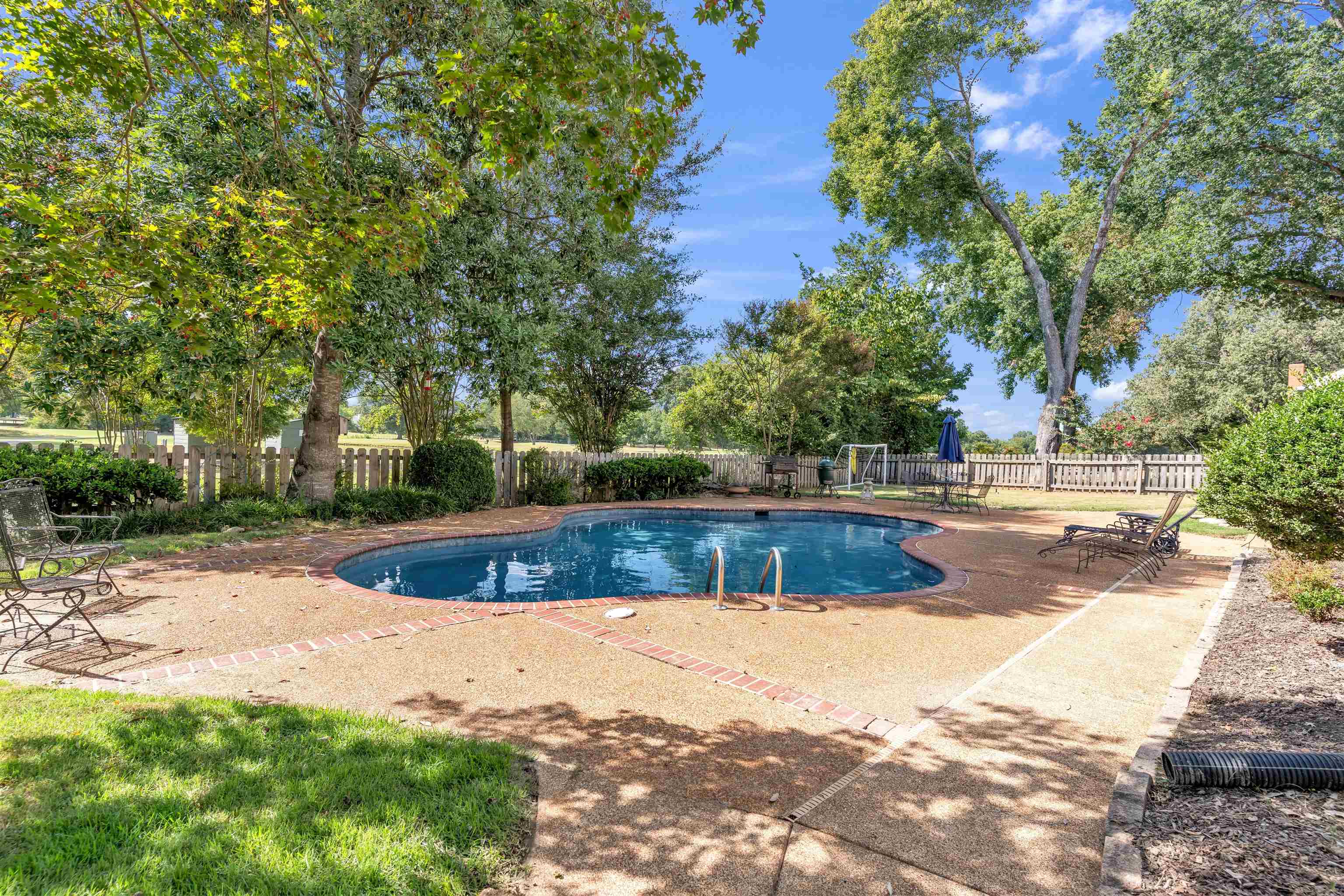 2877 W LEVEE OAKS DR