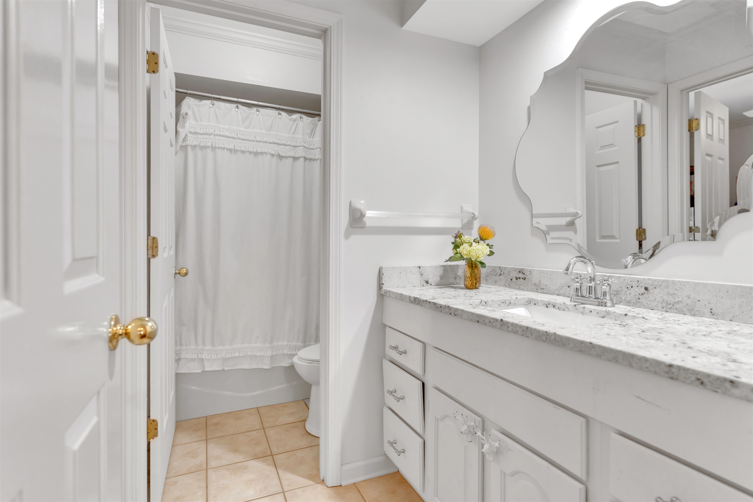 2877 W LEVEE OAKS DR