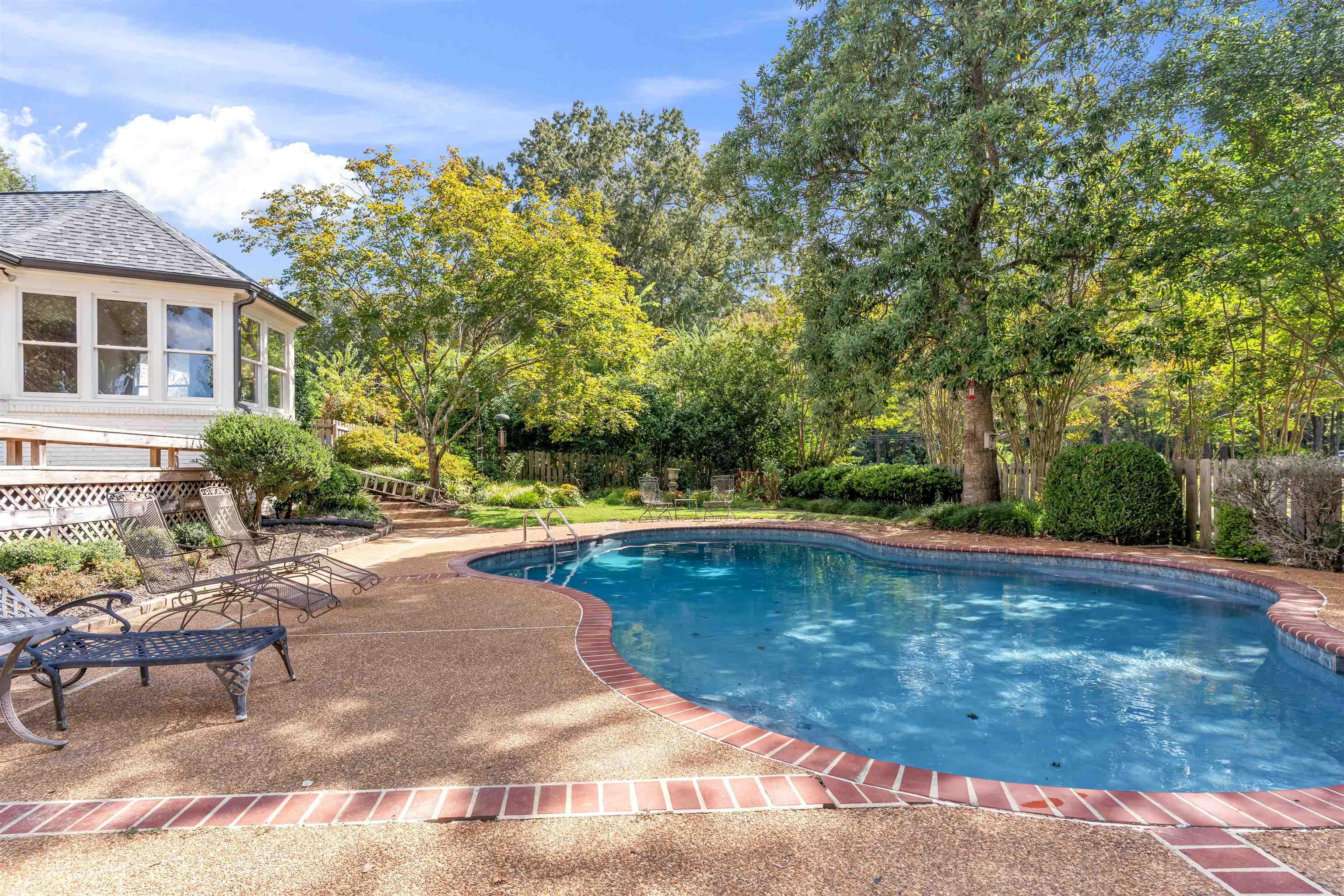 2877 W LEVEE OAKS DR