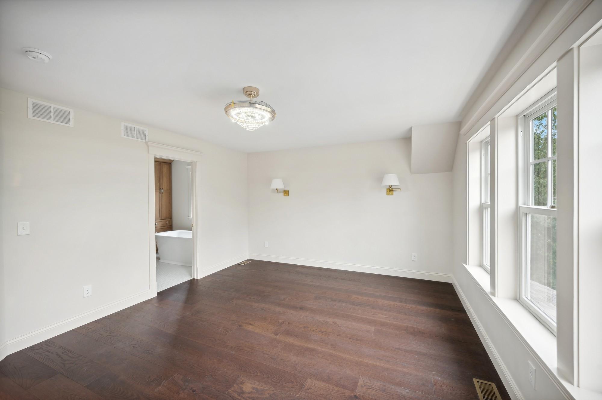 2122 Scheffer Avenue