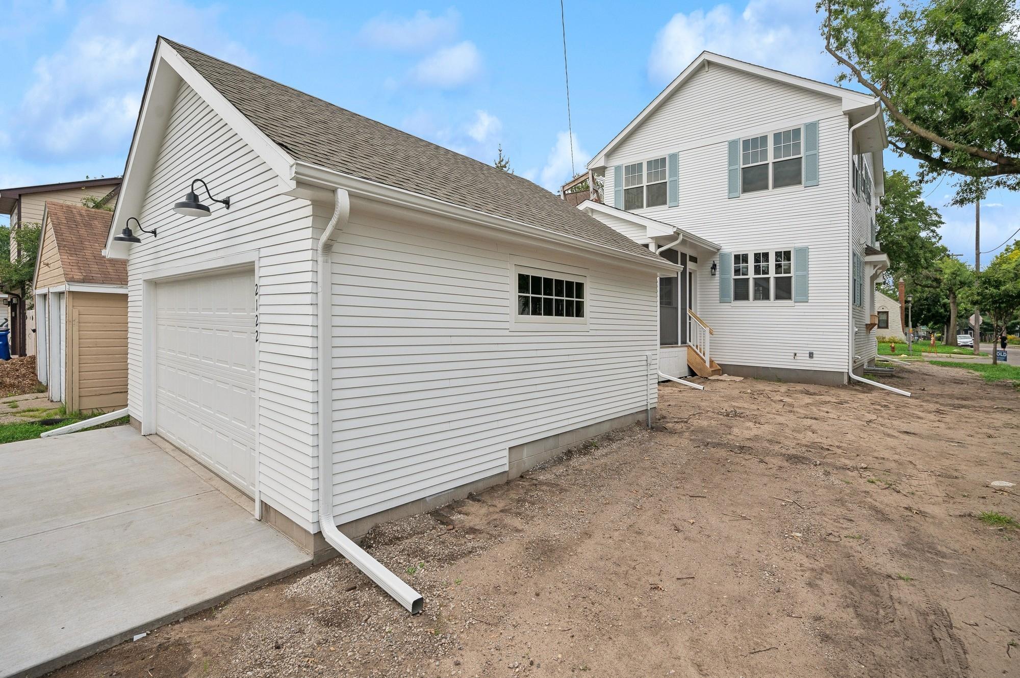 2122 Scheffer Avenue