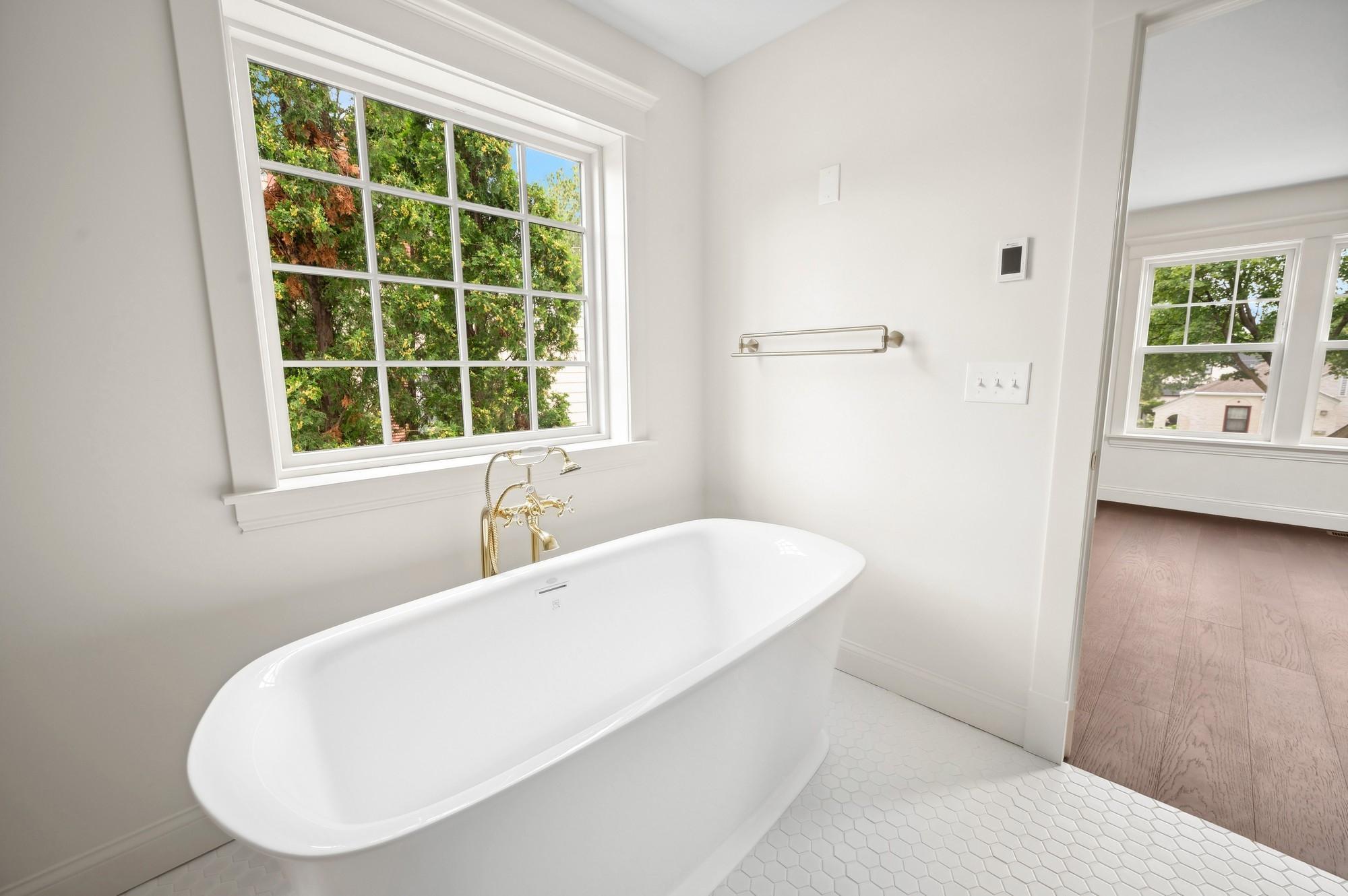 2122 Scheffer Avenue