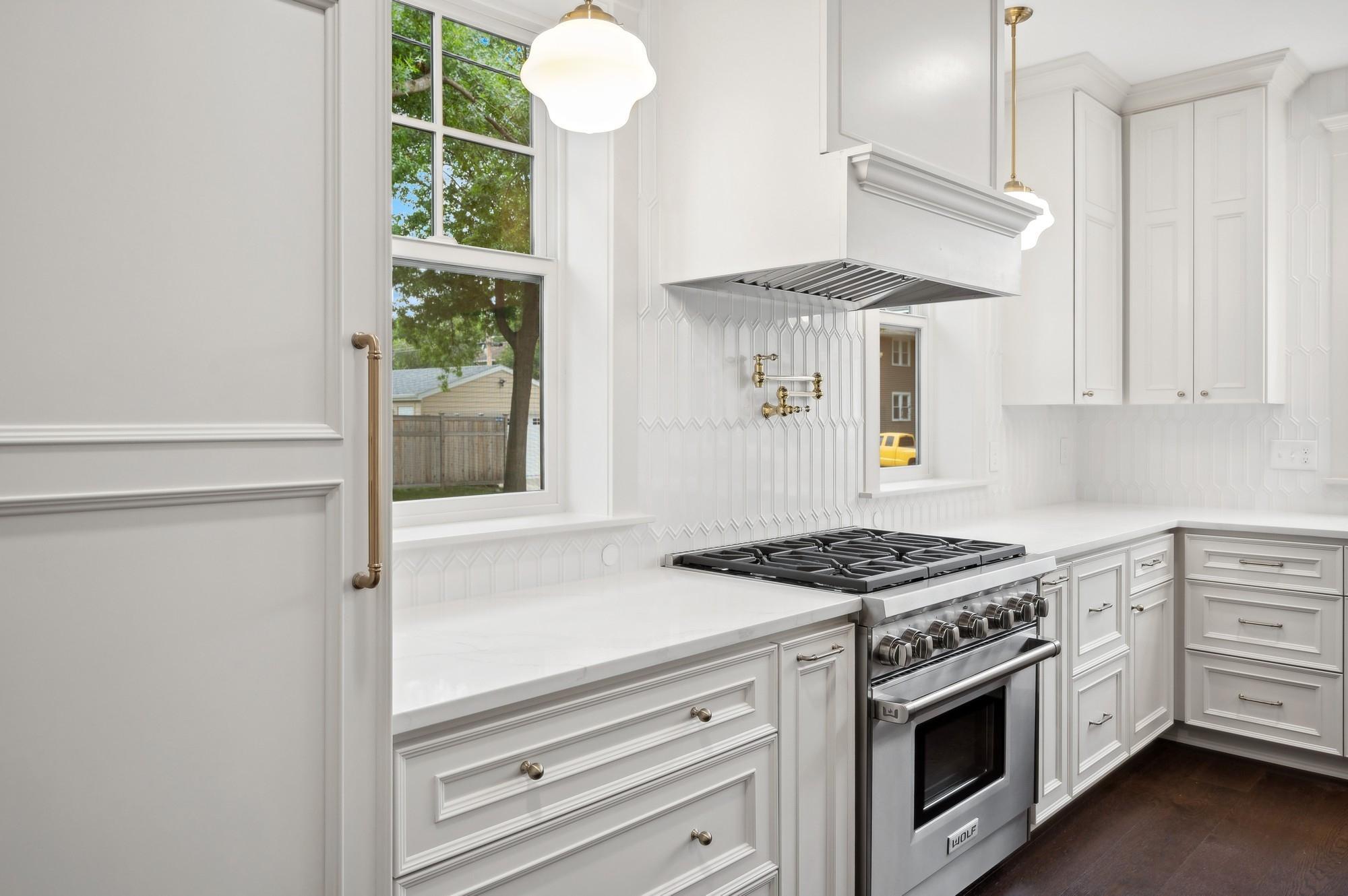 2122 Scheffer Avenue