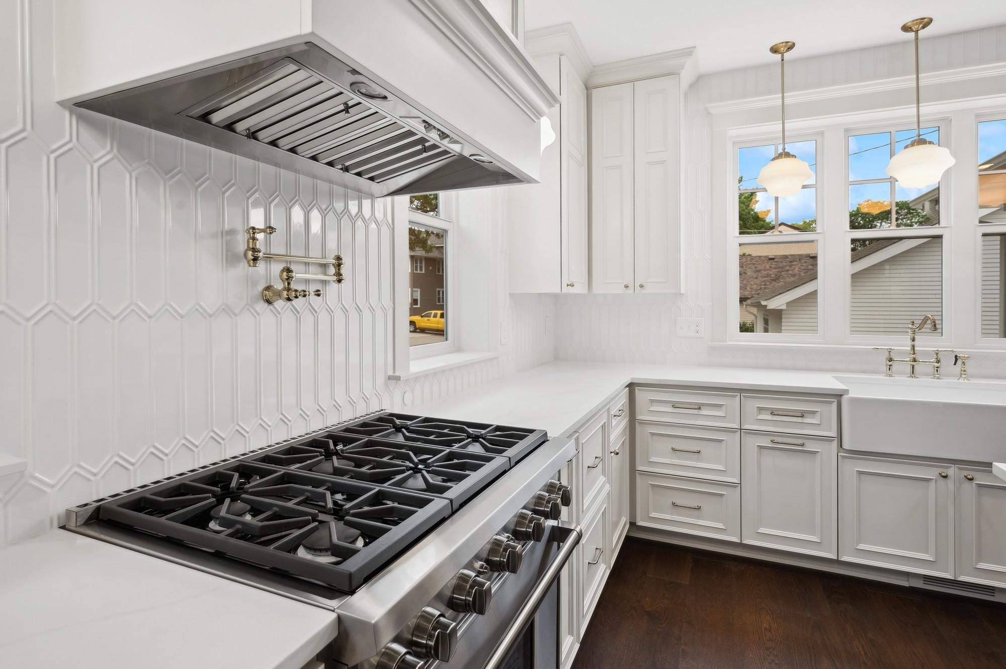 2122 Scheffer Avenue