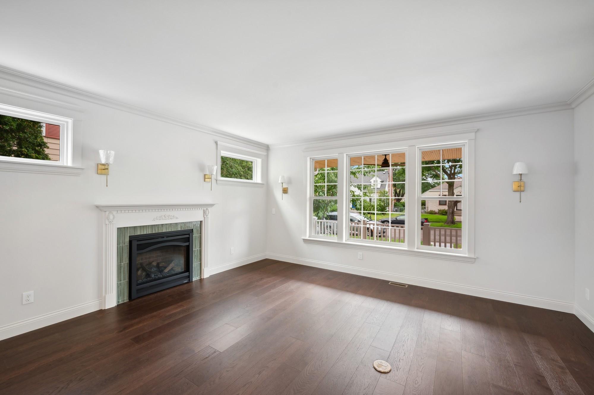 2122 Scheffer Avenue