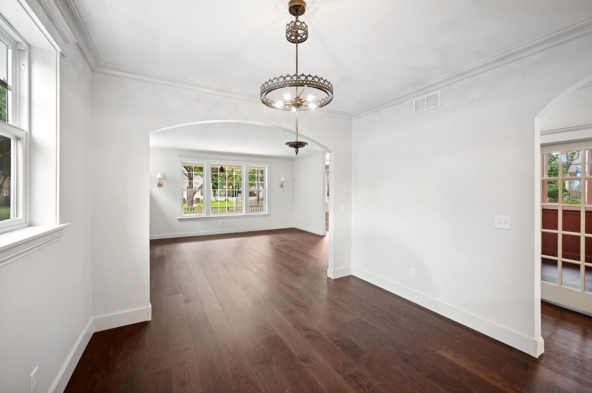 2122 Scheffer Avenue