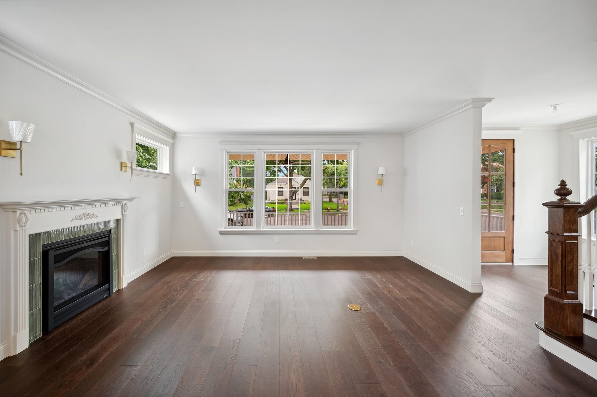 2122 Scheffer Avenue