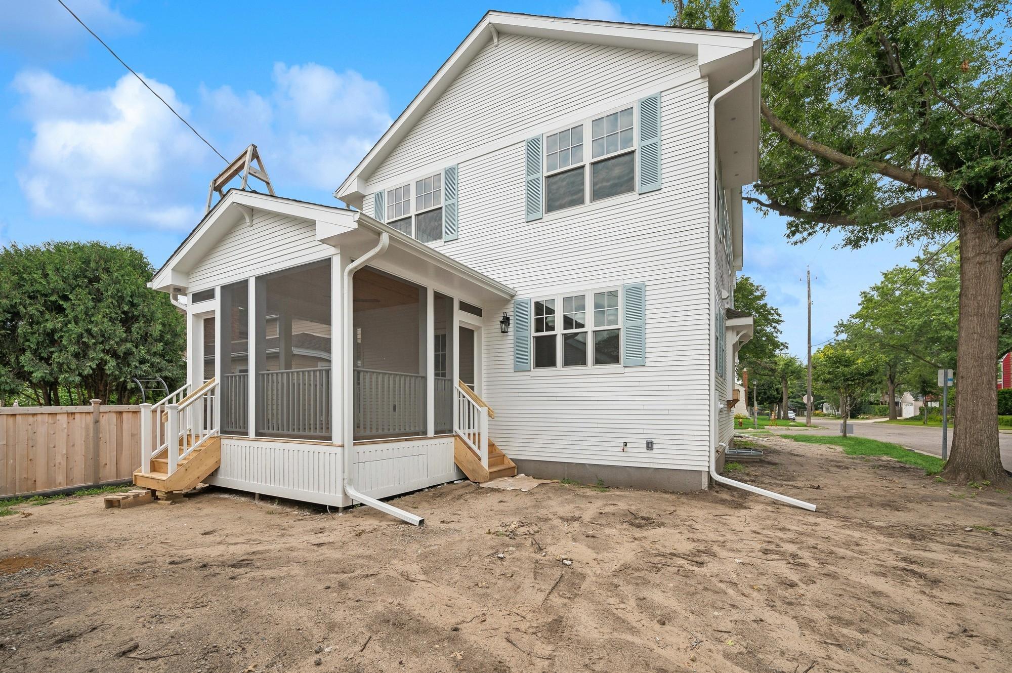 2122 Scheffer Avenue