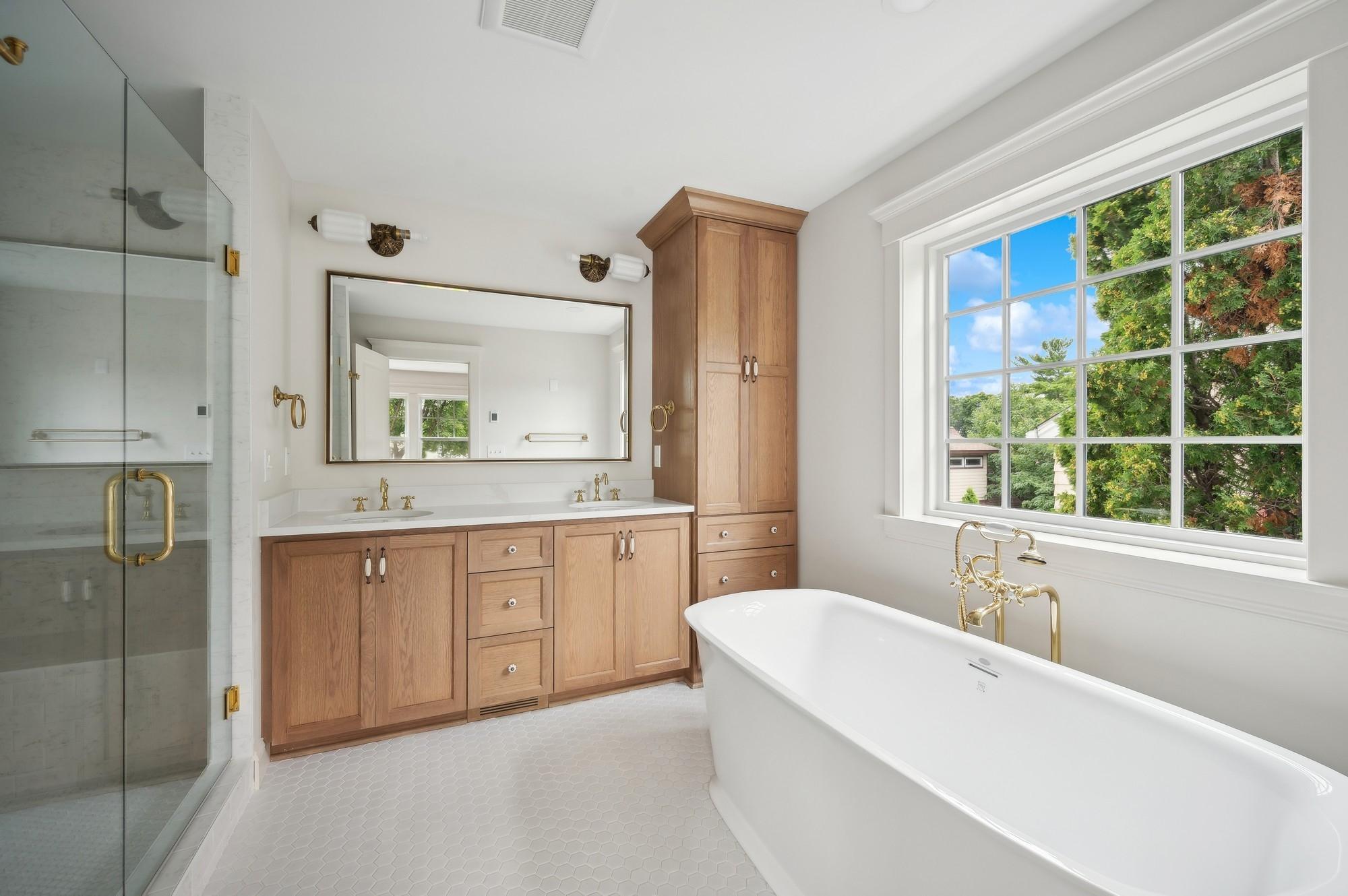 2122 Scheffer Avenue