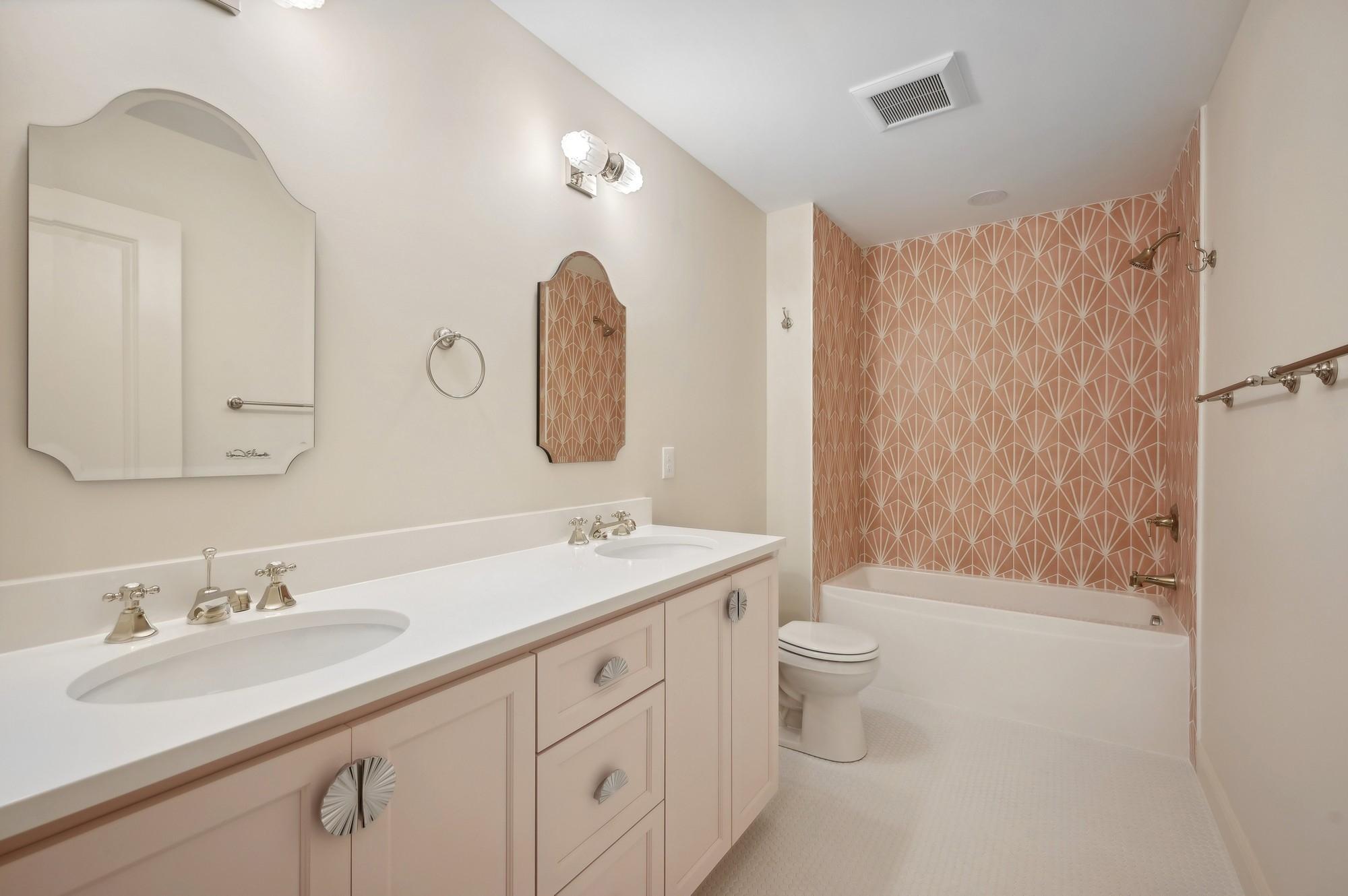 2122 Scheffer Avenue