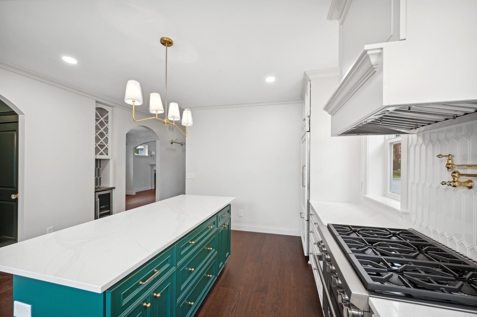 2122 Scheffer Avenue