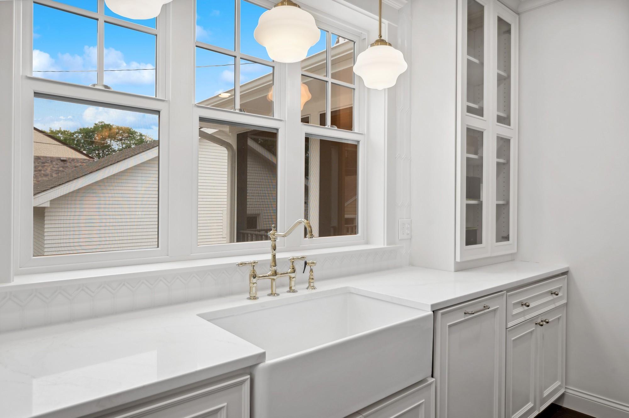 2122 Scheffer Avenue