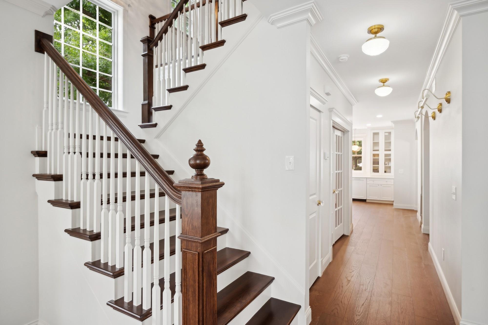 2122 Scheffer Avenue