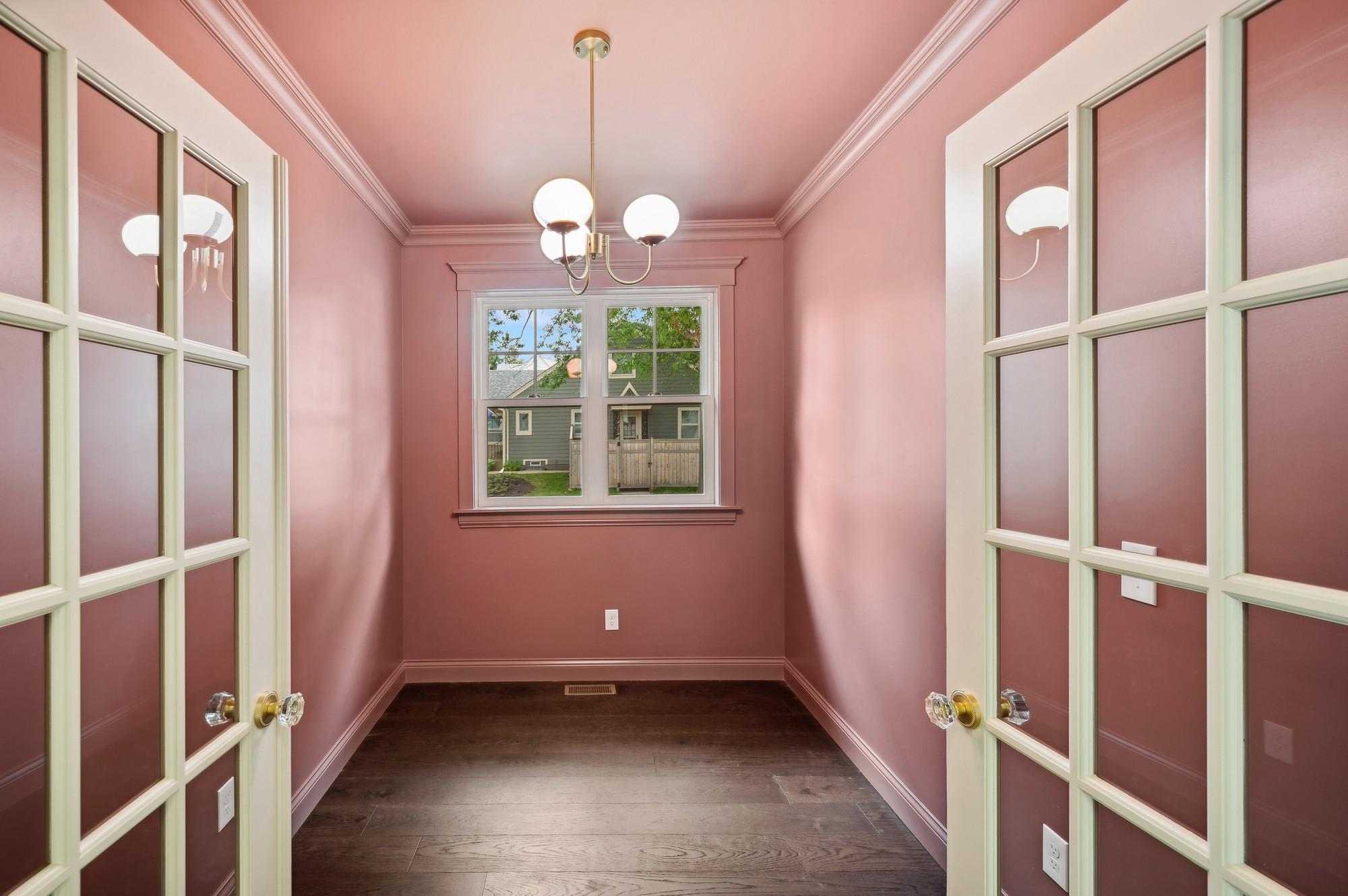 2122 Scheffer Avenue