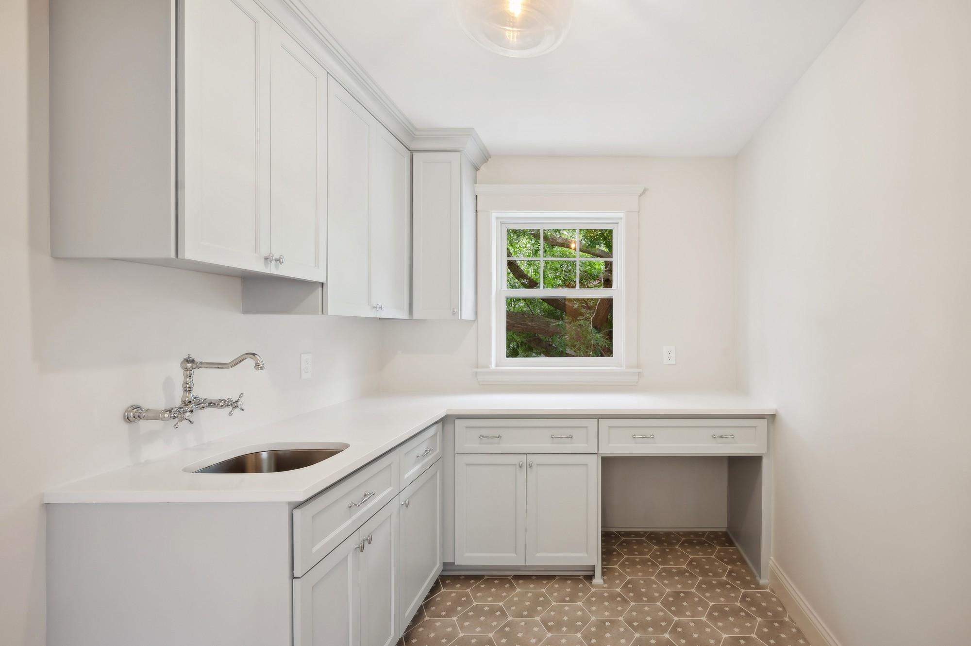 2122 Scheffer Avenue