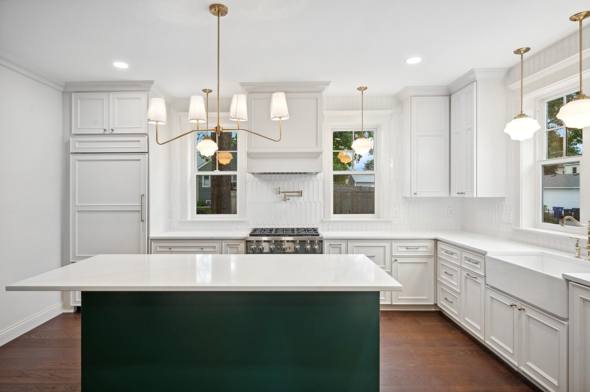 2122 Scheffer Avenue