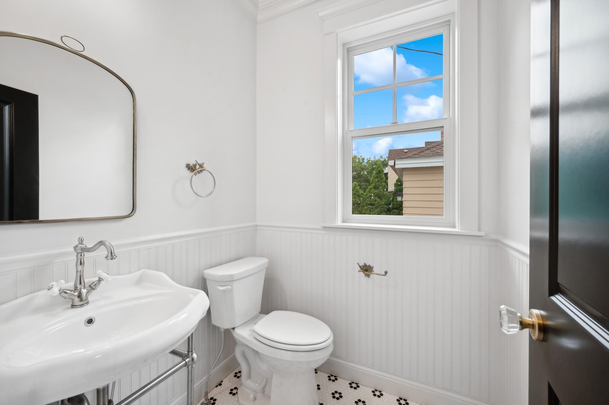 2122 Scheffer Avenue