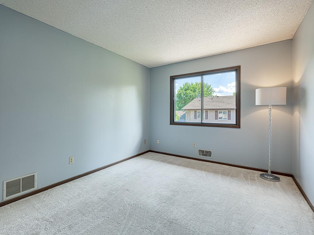 9570 Kingsview Lane N