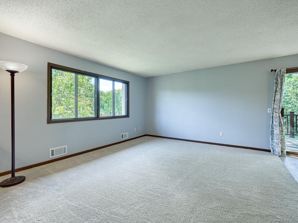 9570 Kingsview Lane N