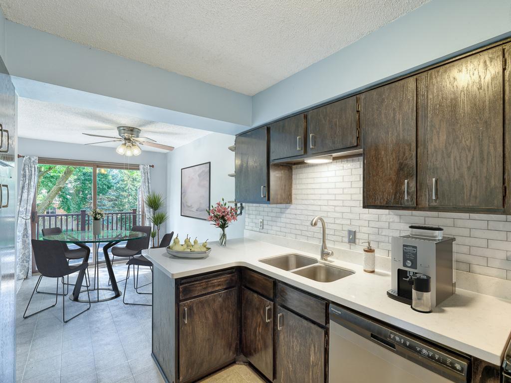 9570 Kingsview Lane N