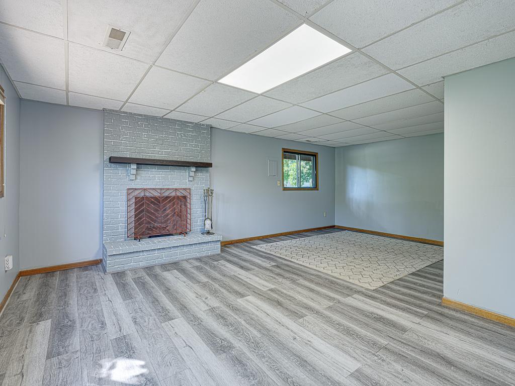 9570 Kingsview Lane N