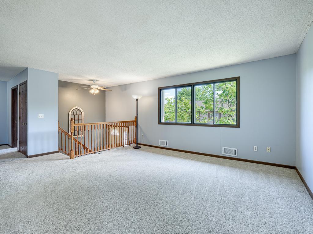 9570 Kingsview Lane N