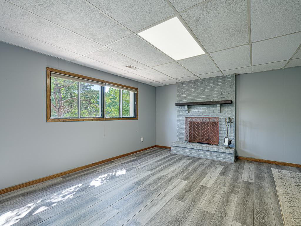 9570 Kingsview Lane N