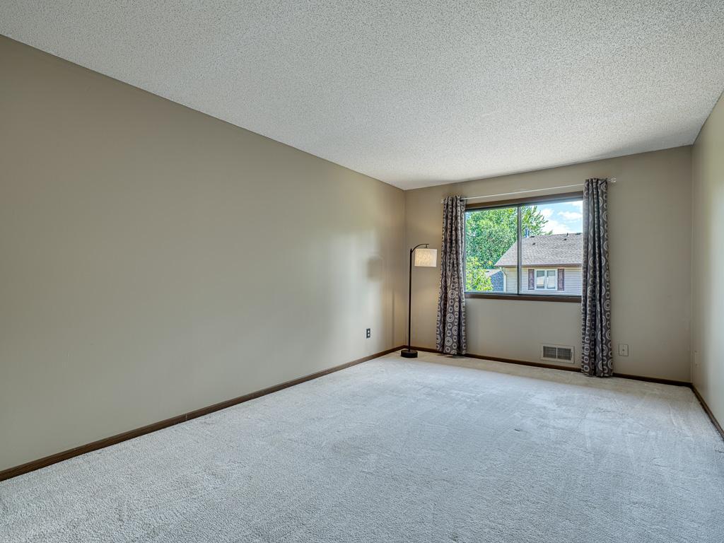 9570 Kingsview Lane N