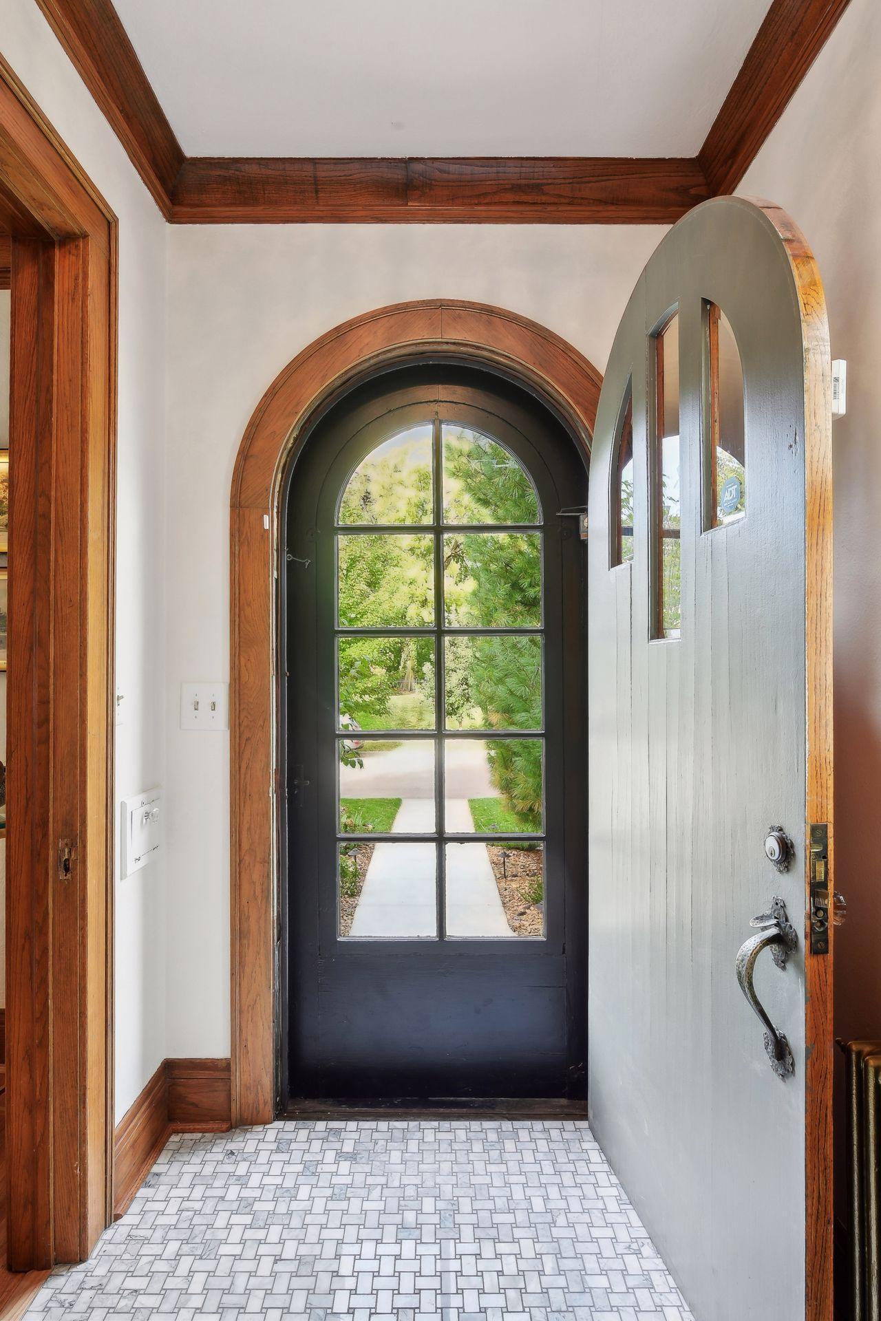 450 Mount Curve Boulevard