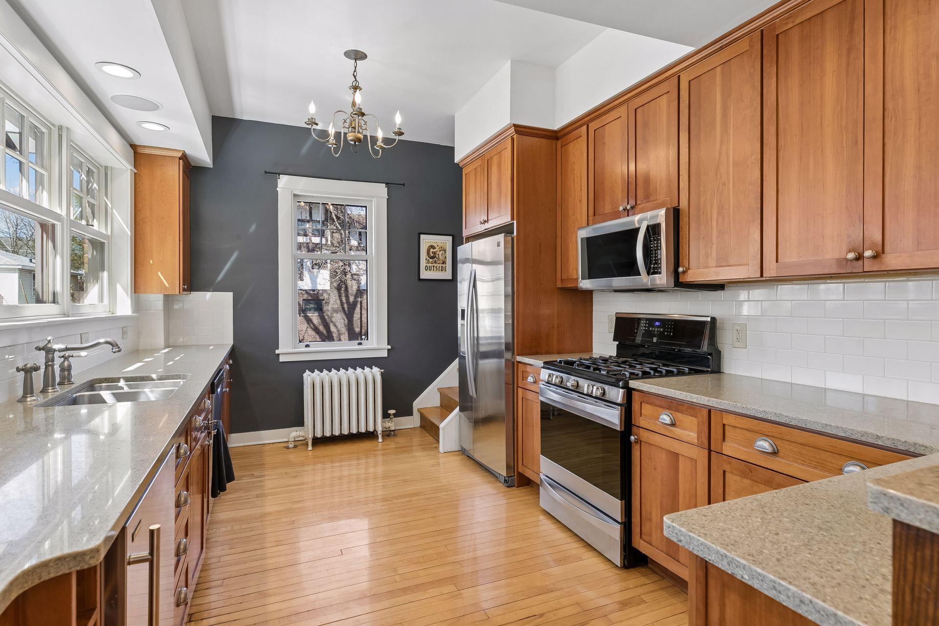 143 Lexington Parkway N