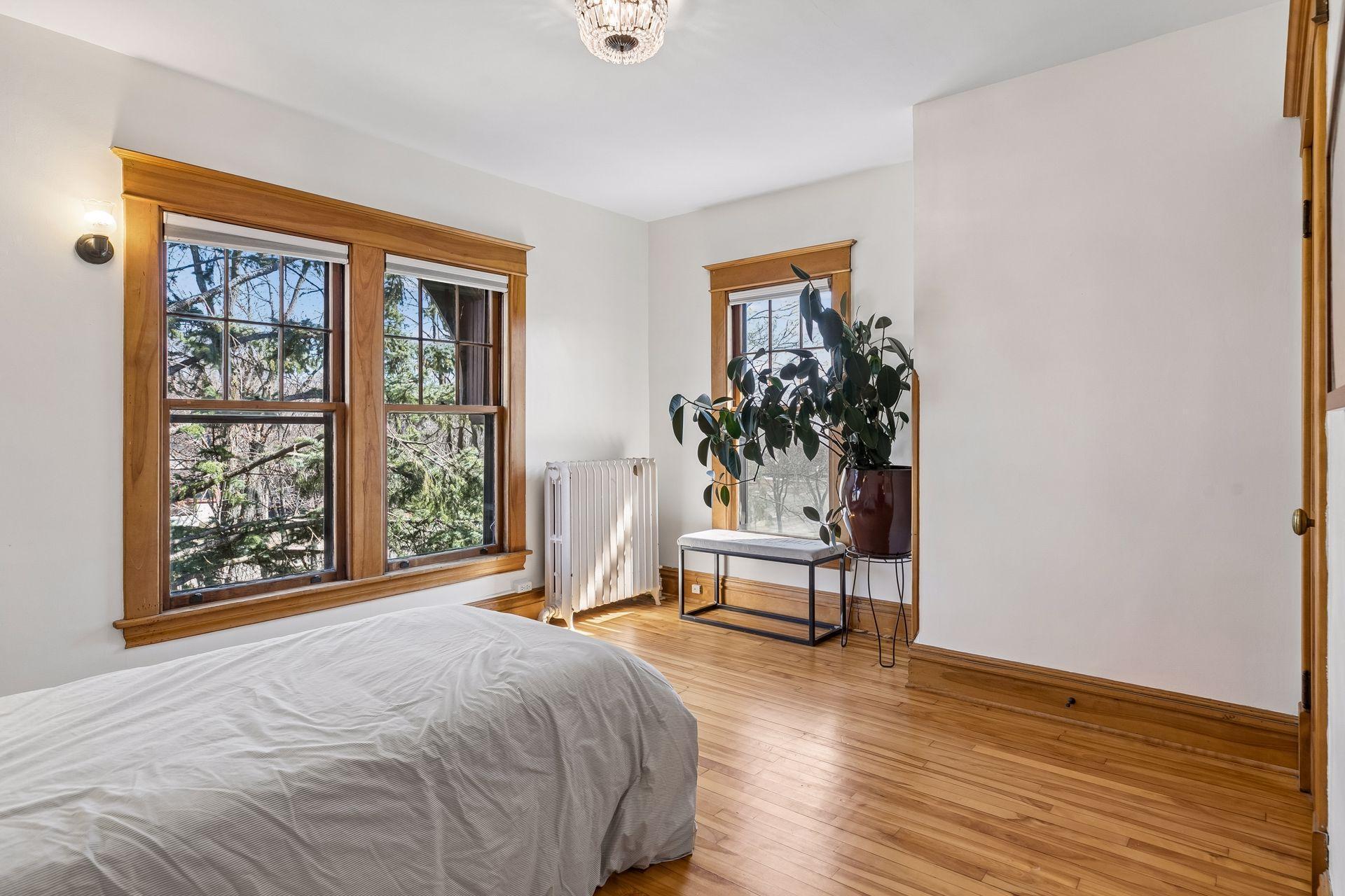 143 Lexington Parkway N