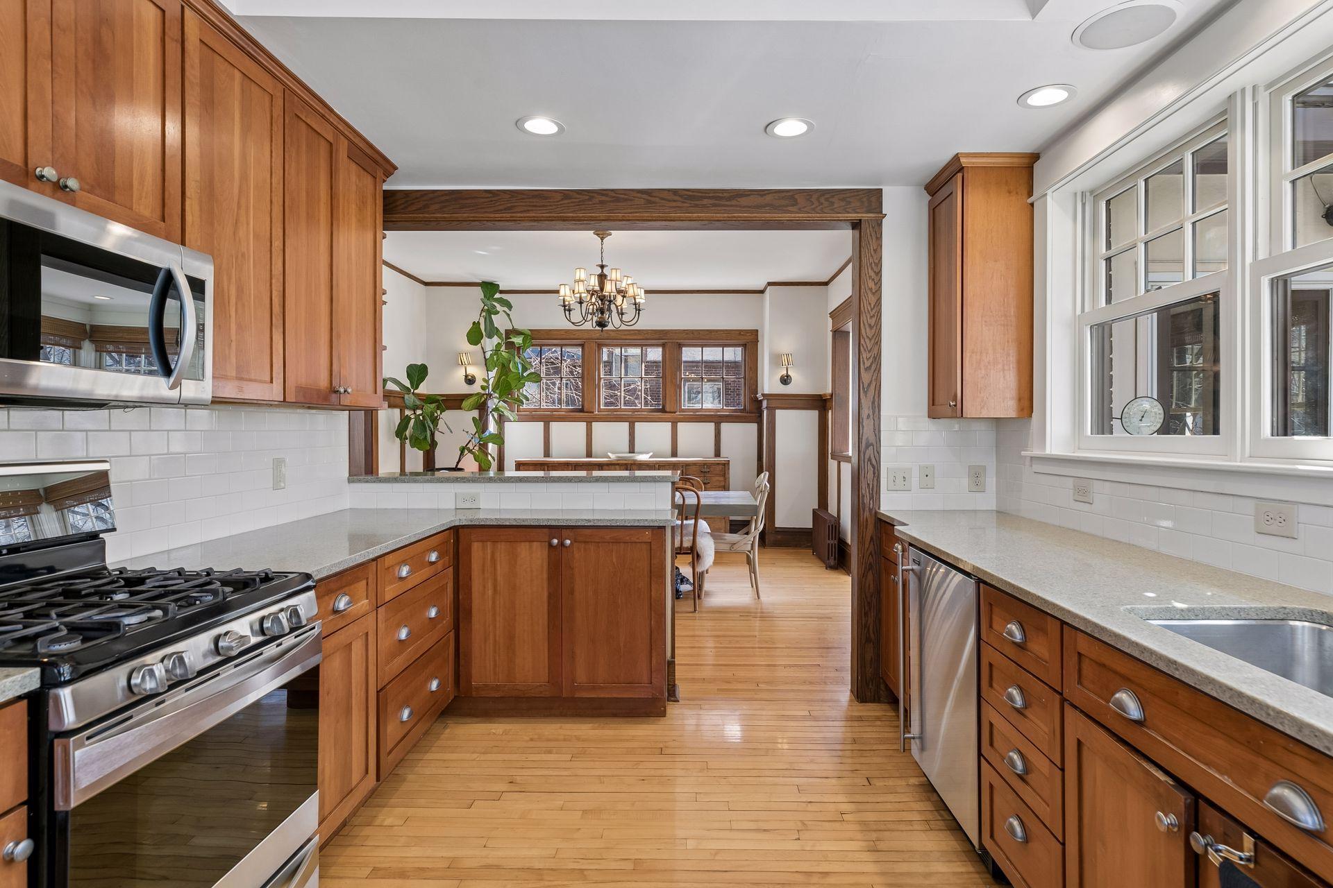 143 Lexington Parkway N