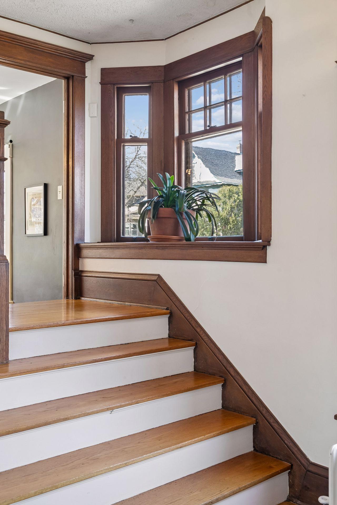 143 Lexington Parkway N