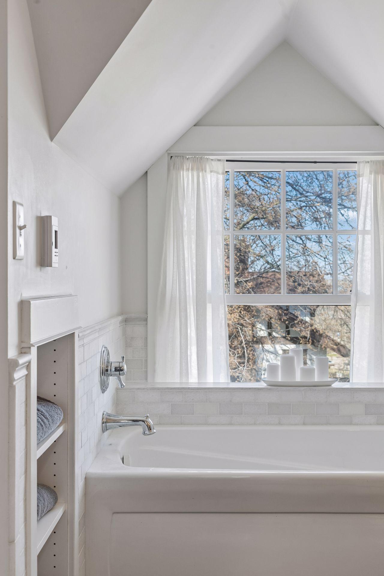 143 Lexington Parkway N