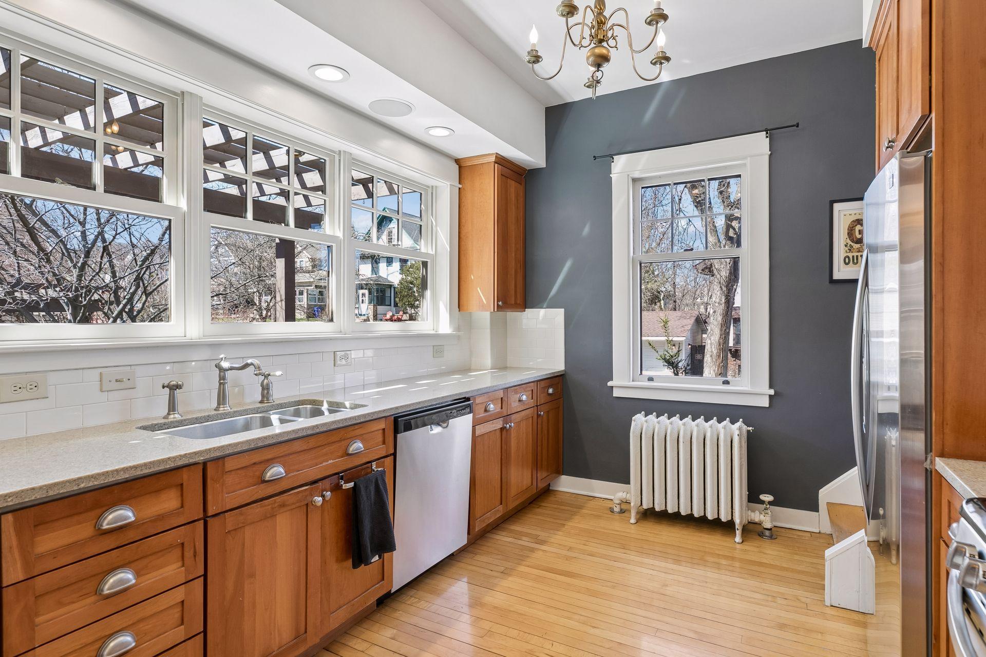 143 Lexington Parkway N