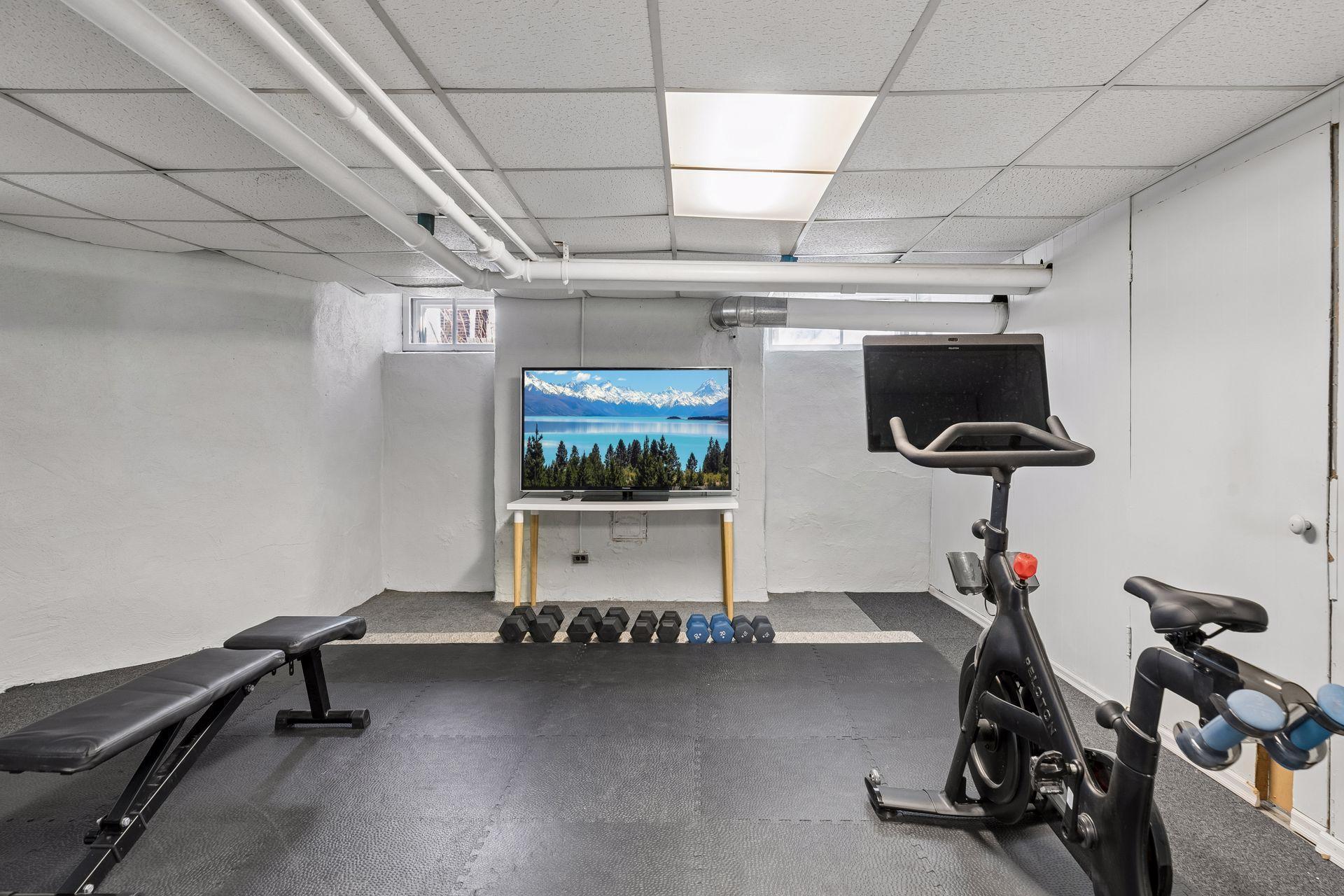 143 Lexington Parkway N