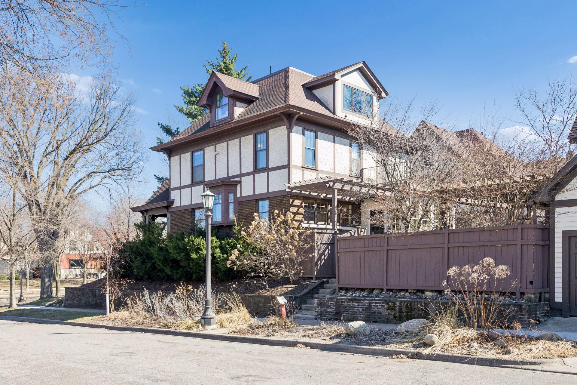 143 Lexington Parkway N