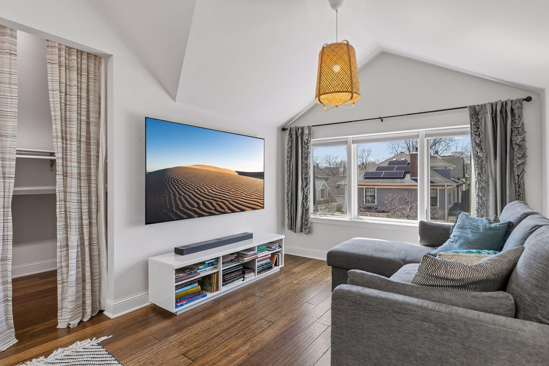 143 Lexington Parkway N