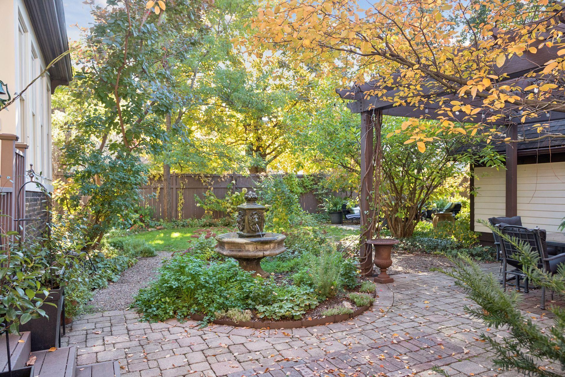 143 Lexington Parkway N