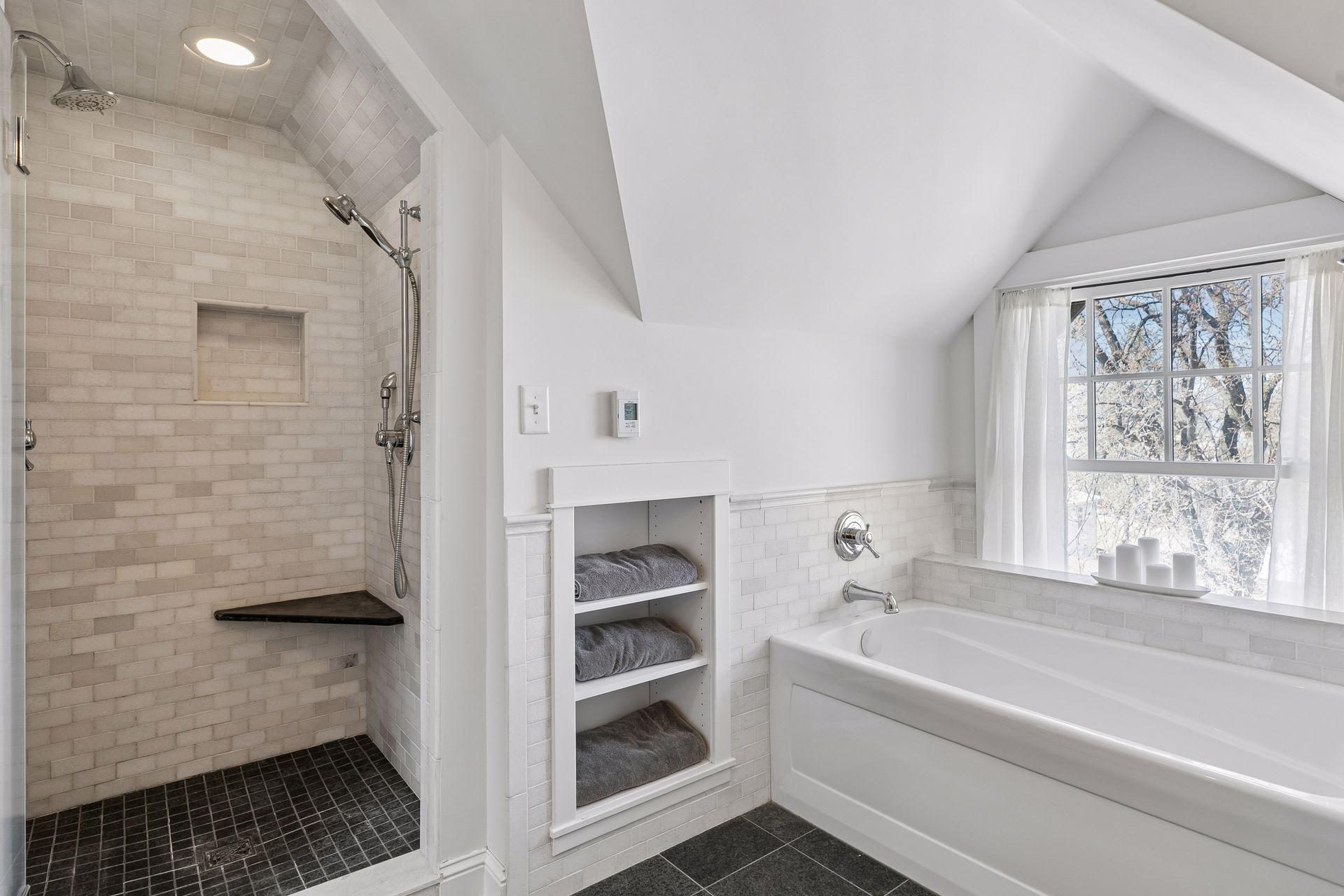 143 Lexington Parkway N