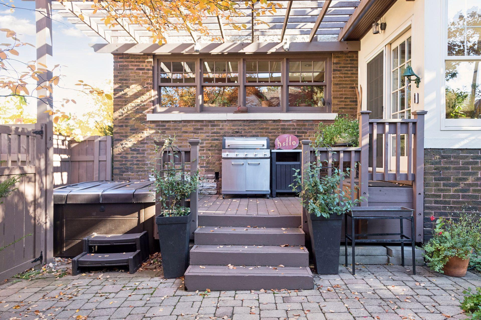 143 Lexington Parkway N