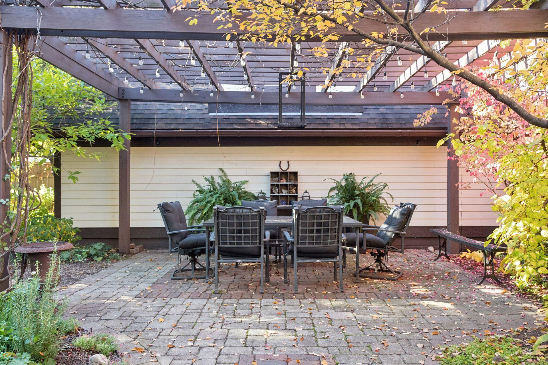 143 Lexington Parkway N