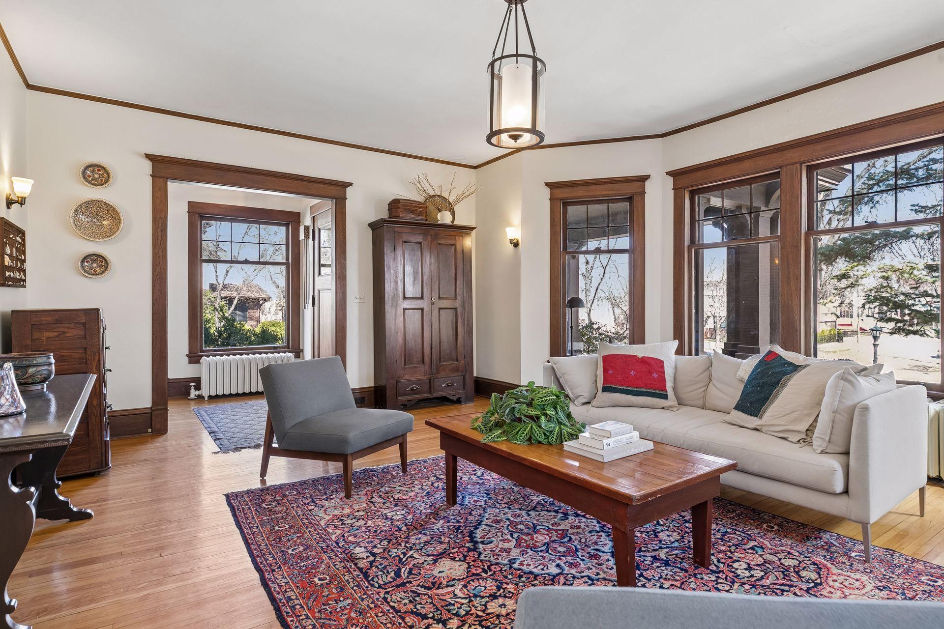 143 Lexington Parkway N