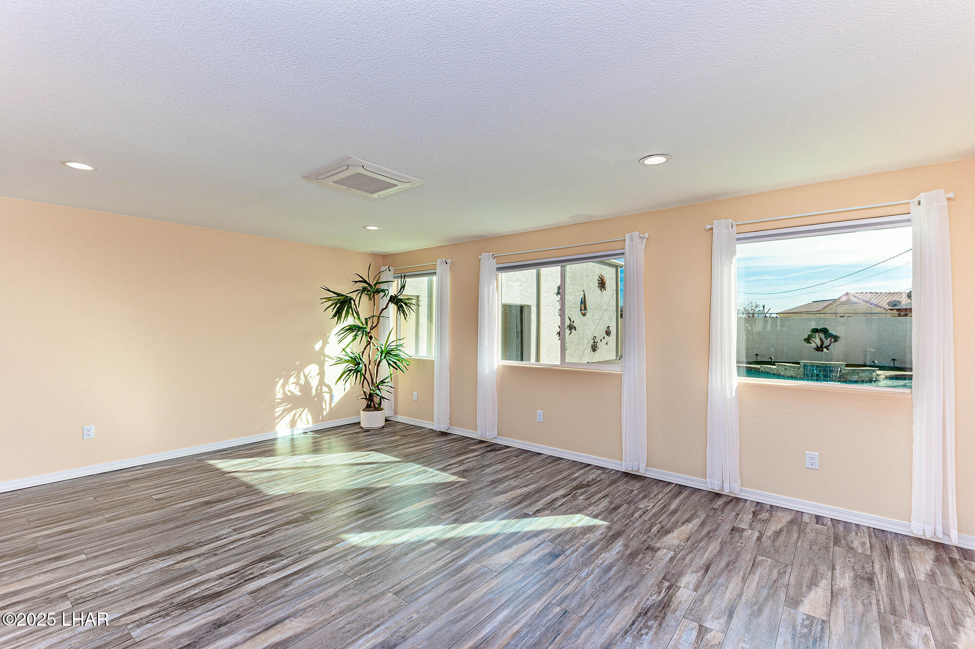 1660 Topaz Dr