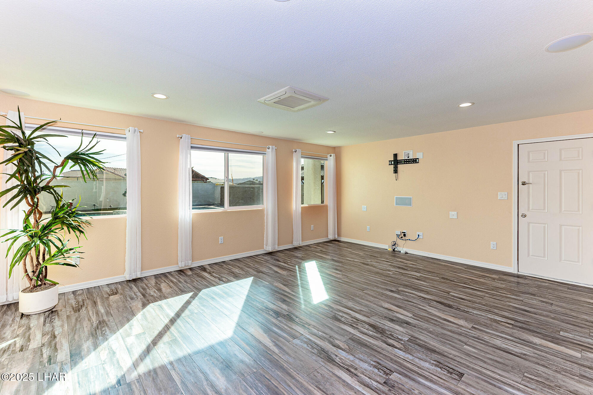 1660 Topaz Dr