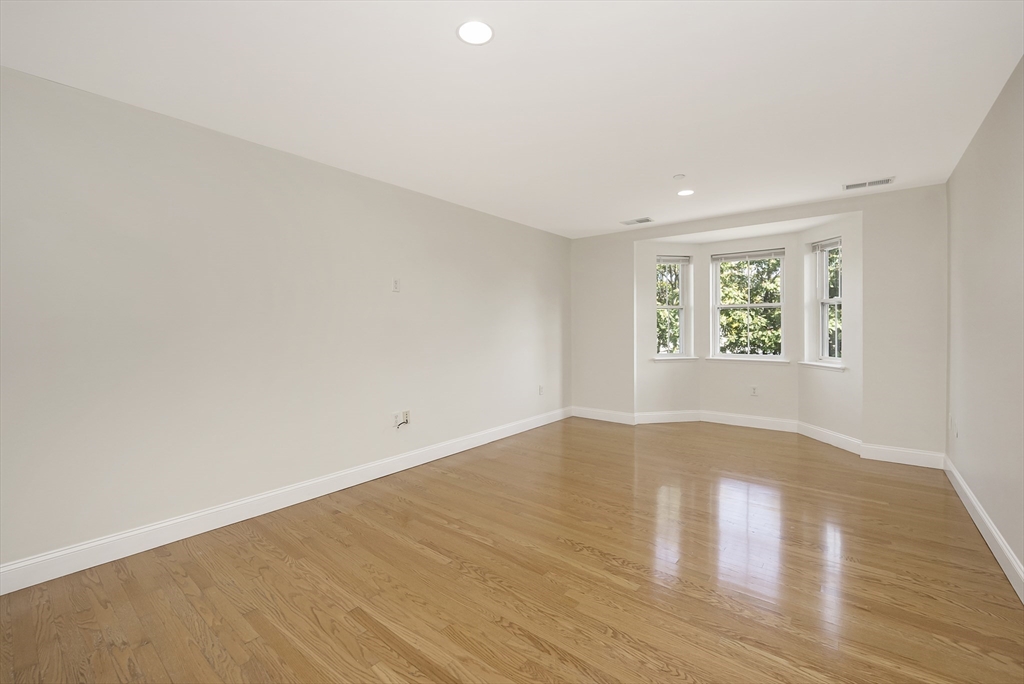 120 Wyllis Ave # 216