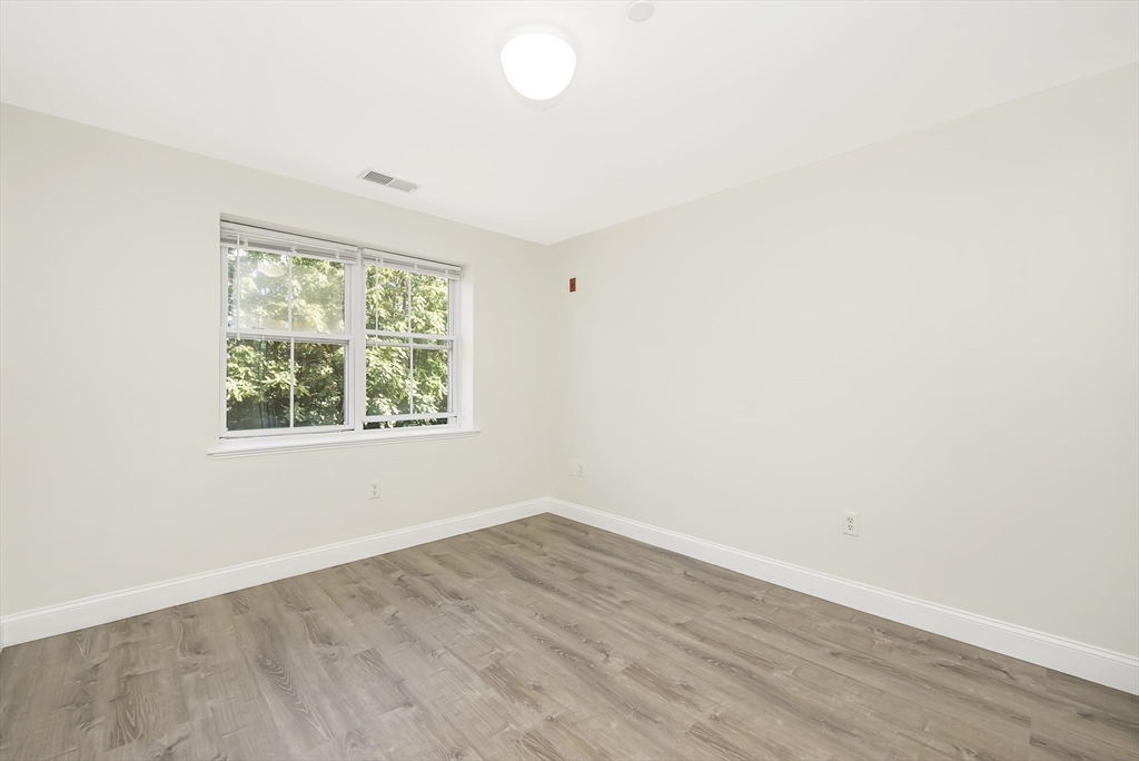 120 Wyllis Ave # 216