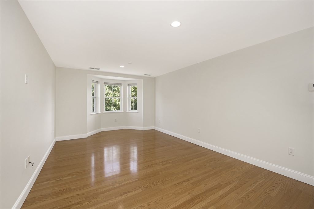120 Wyllis Ave # 216